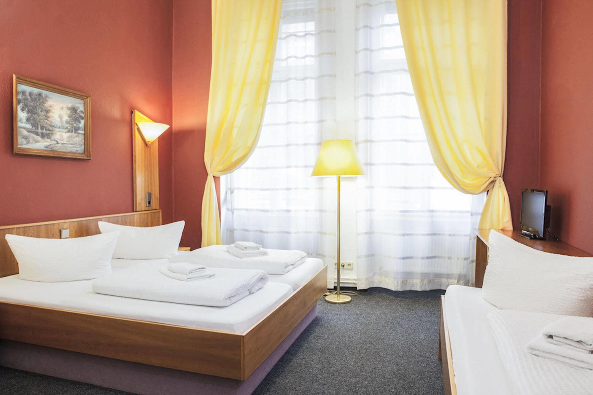 Hotel Pension Insor Berlin Bagian luar foto