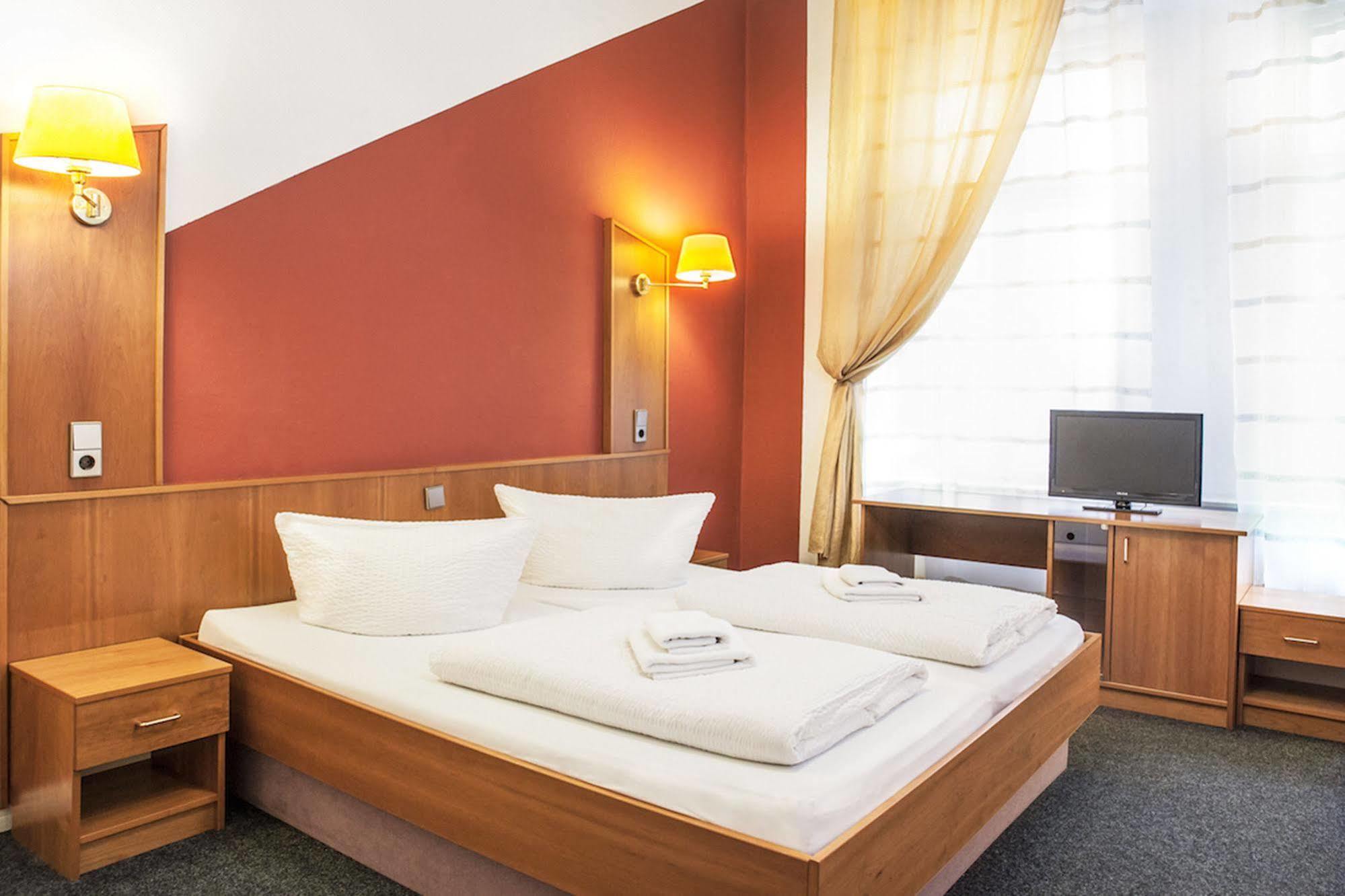 Hotel Pension Insor Berlin Bagian luar foto