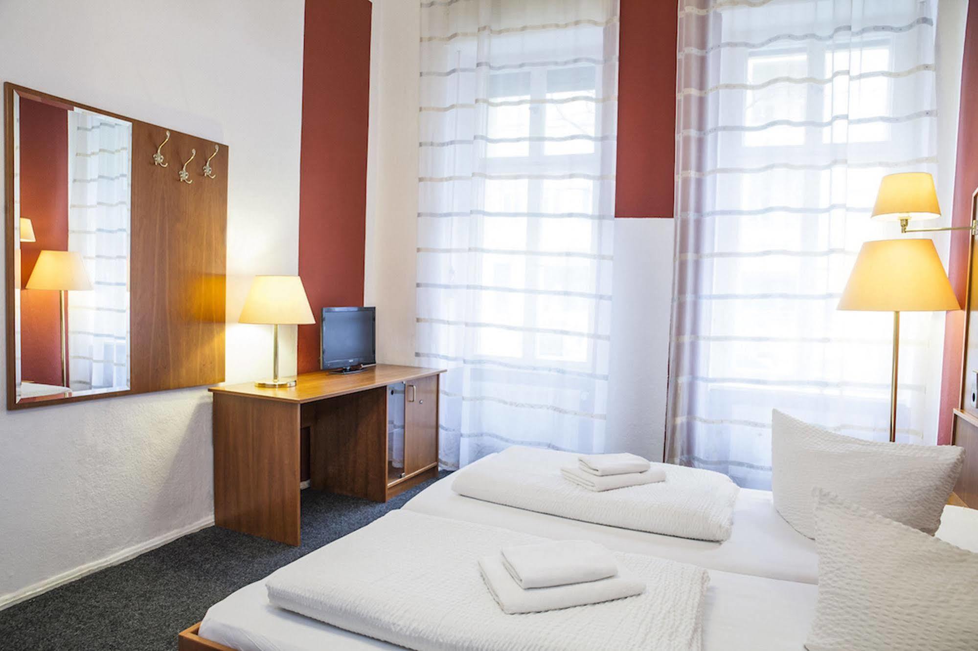 Hotel Pension Insor Berlin Bagian luar foto