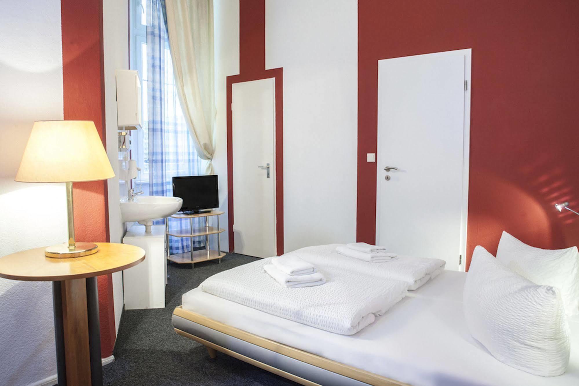 Hotel Pension Insor Berlin Bagian luar foto