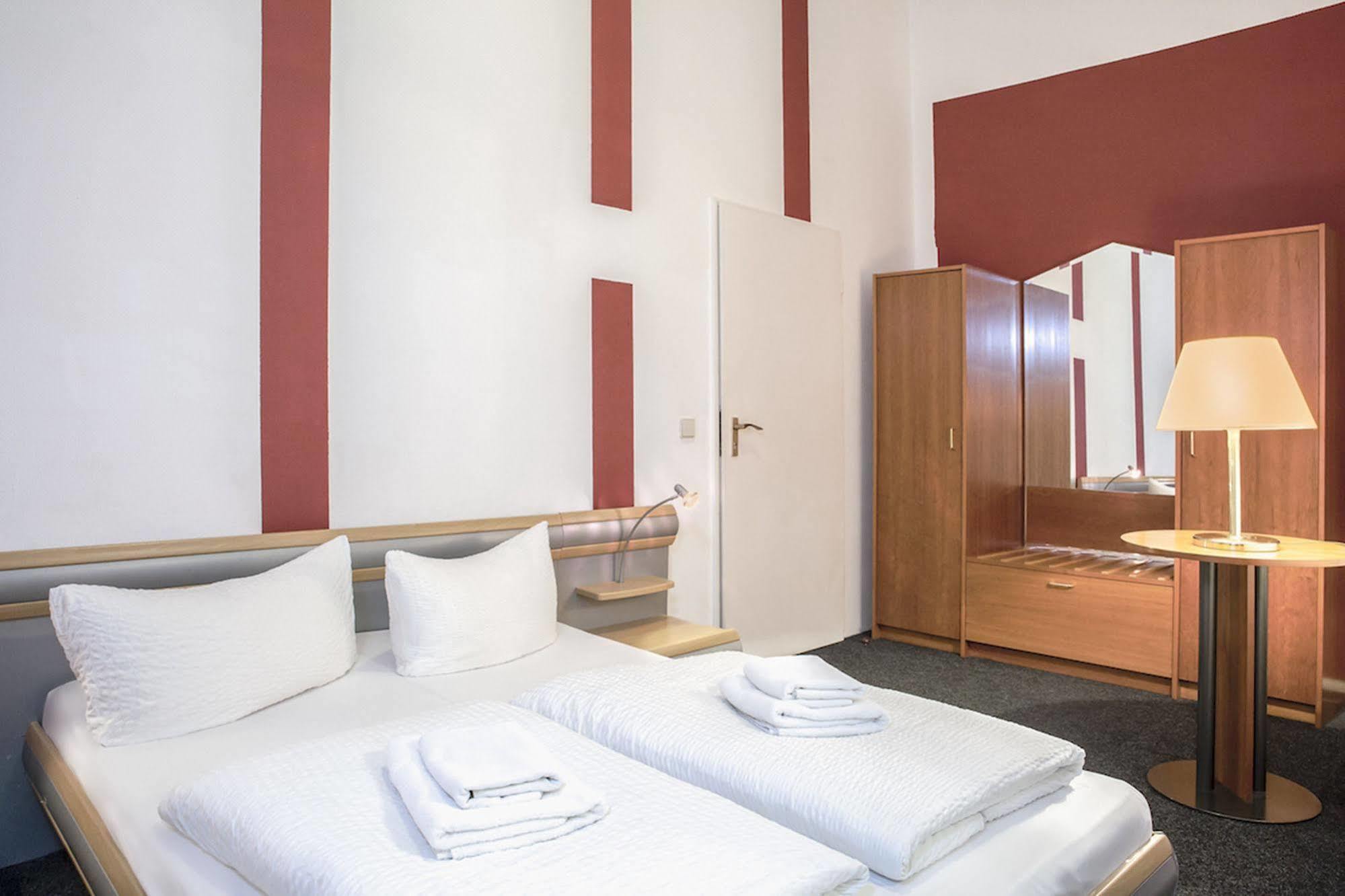 Hotel Pension Insor Berlin Bagian luar foto
