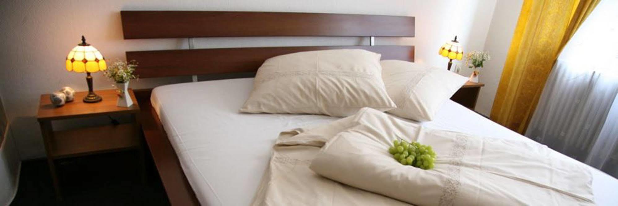 Hotel Pension Insor Berlin Bagian luar foto